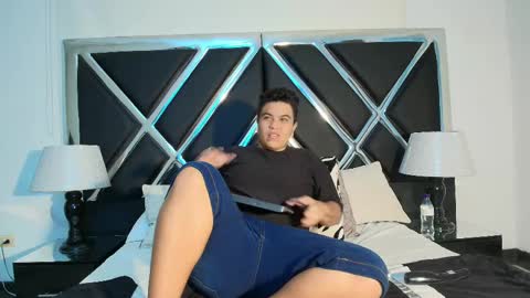 zeussmithh online show from April 16, 12:38 pm