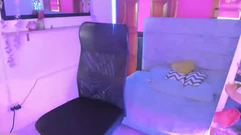 zoe_jonesx online show from March 22, 12:31 pm