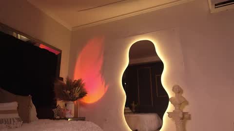 zoevidal_ online show from October 20, 12:43 pm