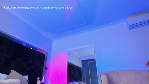 zoevidal_ online show from March 6, 2:51 pm