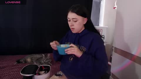 cintya kors online show from November 18, 2:42 pm