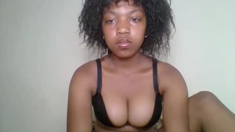 zyraelle_01 online show from May 3, 9:10 pm